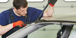 Auto Windshield Replacement: Ensuring Safety and Efficiency