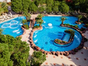 How Delray Beach Pool Builders Simplify Your Pool Project