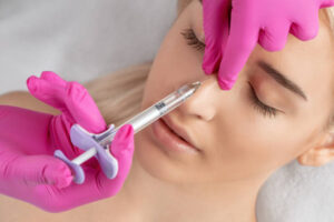 تقنية الفيلر مقابل عملية تجميل الأنف في الرياض
