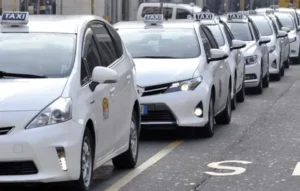 How to Choose Between Local Taxis and Ride-Hailing Apps: A Comprehensive Guide for UK Travellers