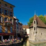 What-Are-the-Best-Options-for-Arranging-Courchevel-and-Meribel-Transfers-to-Ensure-a-Safe-Timely-and-Comfortable-Journey-for-Travellers-1.jpg