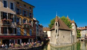 What Are the Best Options for Arranging Courchevel and Meribel Transfers to Ensure a Safe, Timely, and Comfortable Journey for Travellers?