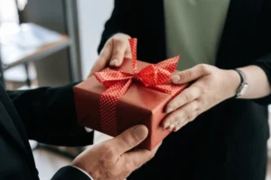 Luxury Corporate Gifts in Dubai – Impress Clients with Style