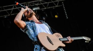 What Are the Differences Between Classical and Modern Bollywood Singers